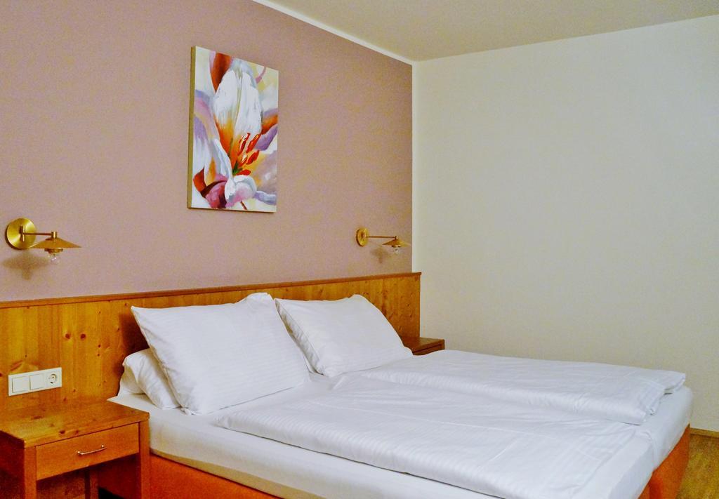 Gasthof Zur Strass Eugendorf Room photo