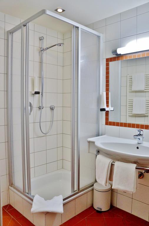 Gasthof Zur Strass Eugendorf Room photo