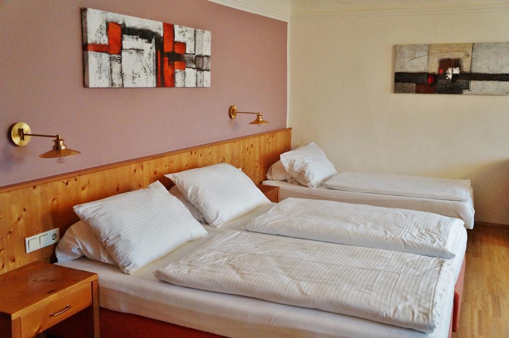 Gasthof Zur Strass Eugendorf Room photo
