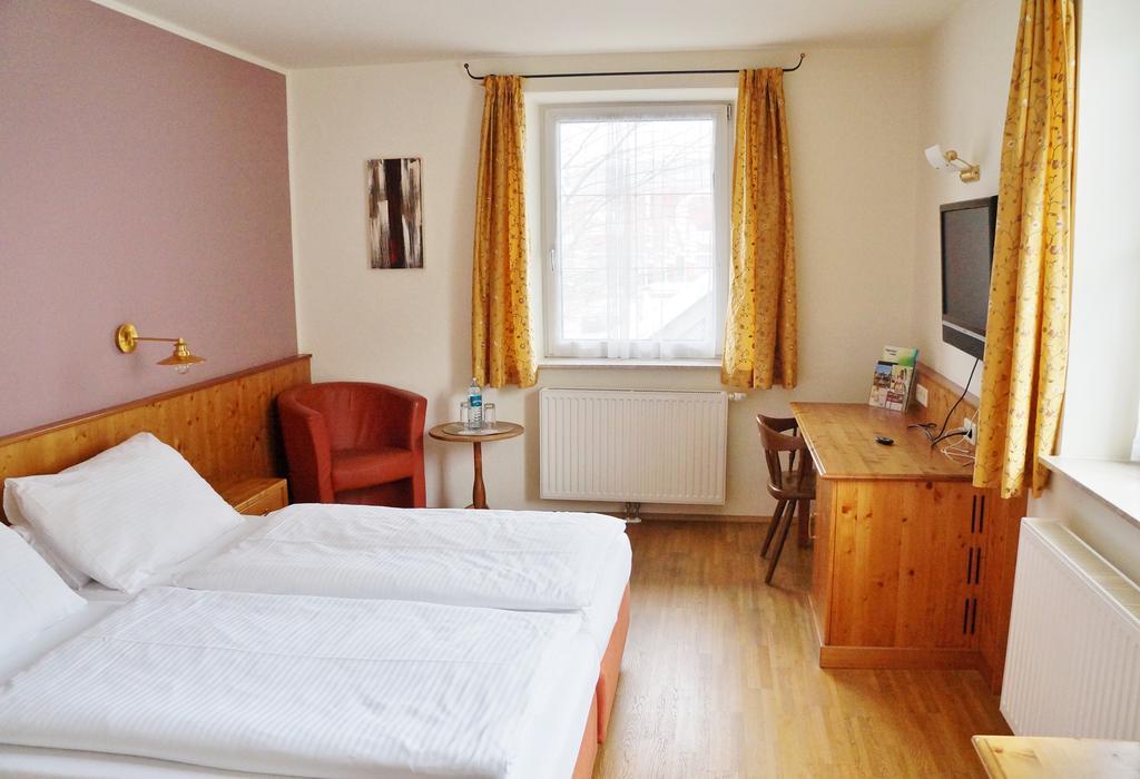 Gasthof Zur Strass Eugendorf Room photo